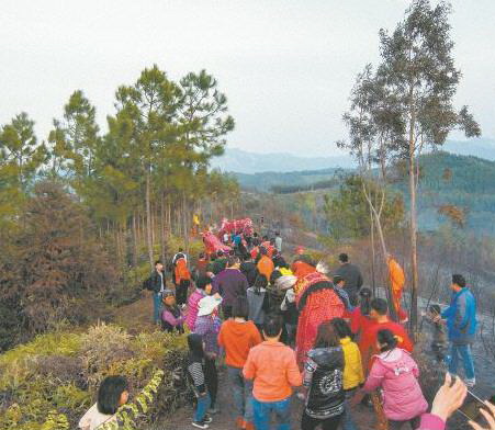 雞公獅、人龍跟隨在背帶龍后面,游過各個山頭,走回祠堂。