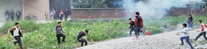 花炮爆炸后將鐵圈沖上天空,搶花炮的人群向鐵環(huán)飛出的方向奔去,尋找和搶奪鐵環(huán)。