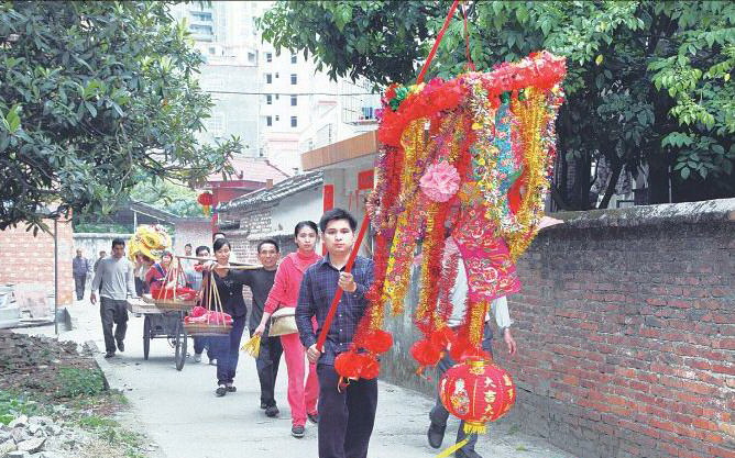 上燈隊伍浩浩蕩蕩向祠堂進發(fā)。