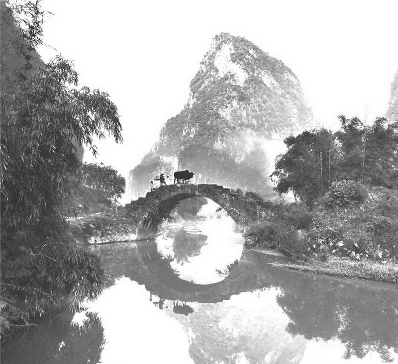 英西峰林永豐橋,橋因旁邊的永豐寺而得名。古石橋已無年月和造建者可考,但這絲毫不妨礙它從容而清伶地安立這鄉(xiāng)間天地。石橋獨(dú)自架于峰巒盛開的曠野溪流之上,則打破了慣性的審美定勢,顯出其清麗之美。從橋上牽牛而過的人叫阿六,身高不到一米五。