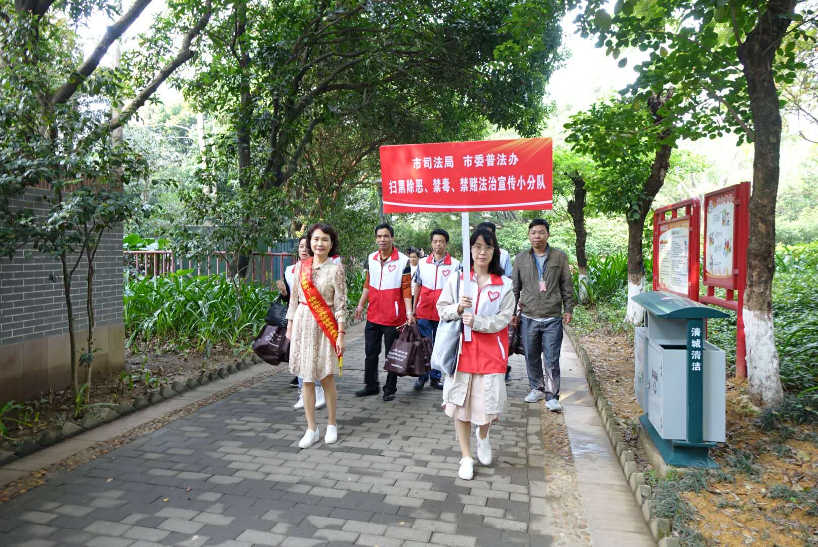 3月5日，市司法局、市委普法辦在清城區(qū)鳳城街道鳳桂園社區(qū)開(kāi)展掃黑除惡、禁毒、禁賭法治宣傳活動(dòng)2.jpg