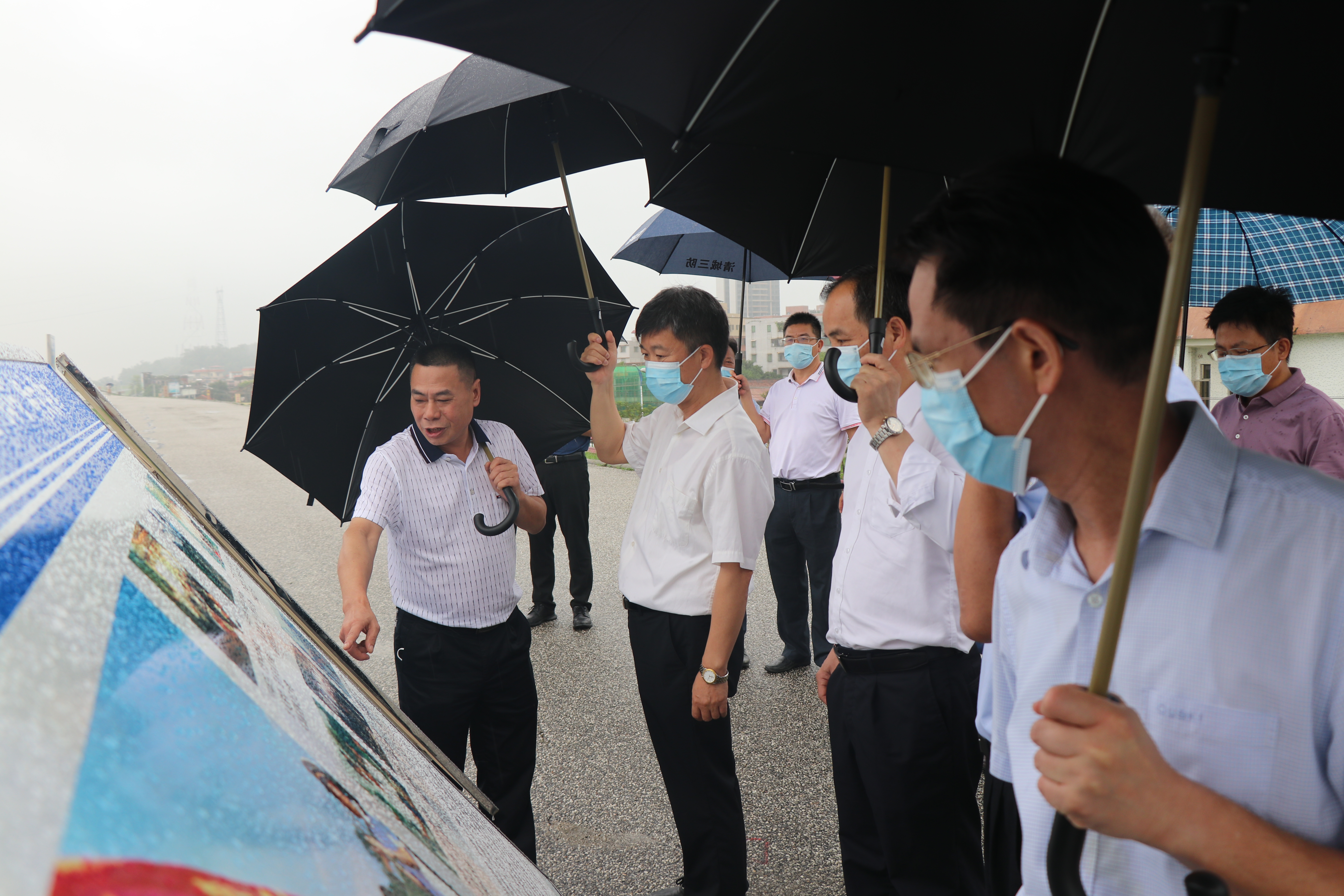 2022年6月8日，國家防辦工作組蒞臨清遠(yuǎn)開展近期強(qiáng)降雨防御指導(dǎo)工作。圖為：查看北江大堤戶外工程簡介標(biāo)牌。拍攝者：鐘華穎。.JPG