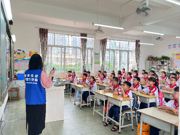 6月15日上午，連州分局工作人員到燕喜小學(xué)小學(xué)進(jìn)行低碳日宣講活動(dòng) (2).jpg