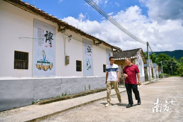 清遠(yuǎn)市退役軍人事務(wù)局派駐園山村第一書記錢峰與留坌村小組長溝通推進(jìn)該村農(nóng)旅項目。 曾亮超 攝