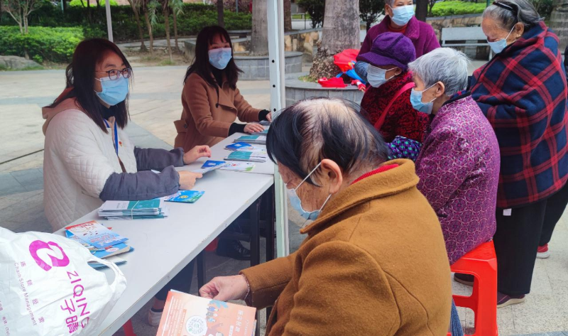 （圖為2022年12月6日，在清新區(qū)太和鎮(zhèn)建設(shè)社區(qū)駿豪城開展法治宣傳活動）.jpg