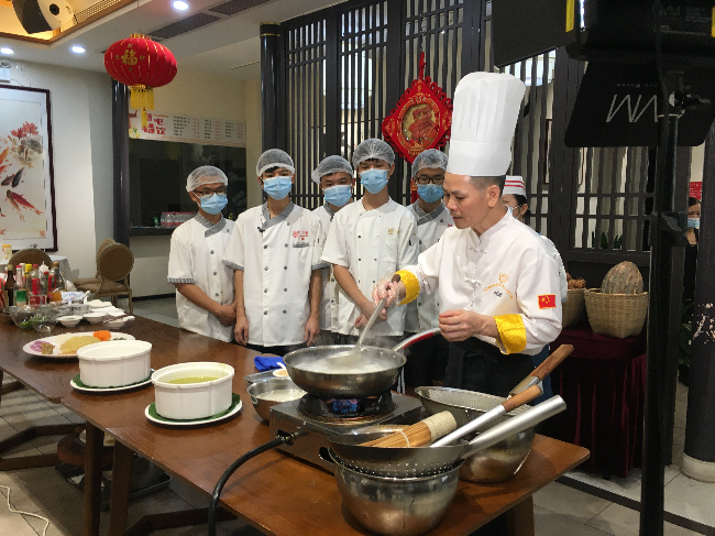 清遠(yuǎn)市巨元福海鮮酒樓粵菜大師工作室開展粵菜大師帶徒傳技.jpg