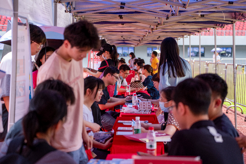 圖片一  20231021001-2023年5月27日，清遠市舉辦2023年廣東省粵北片區(qū)“穩(wěn)就業(yè)促發(fā)展”大型招聘活動，現(xiàn)場前來咨詢的求職者絡(luò)繹不絕。.jpg