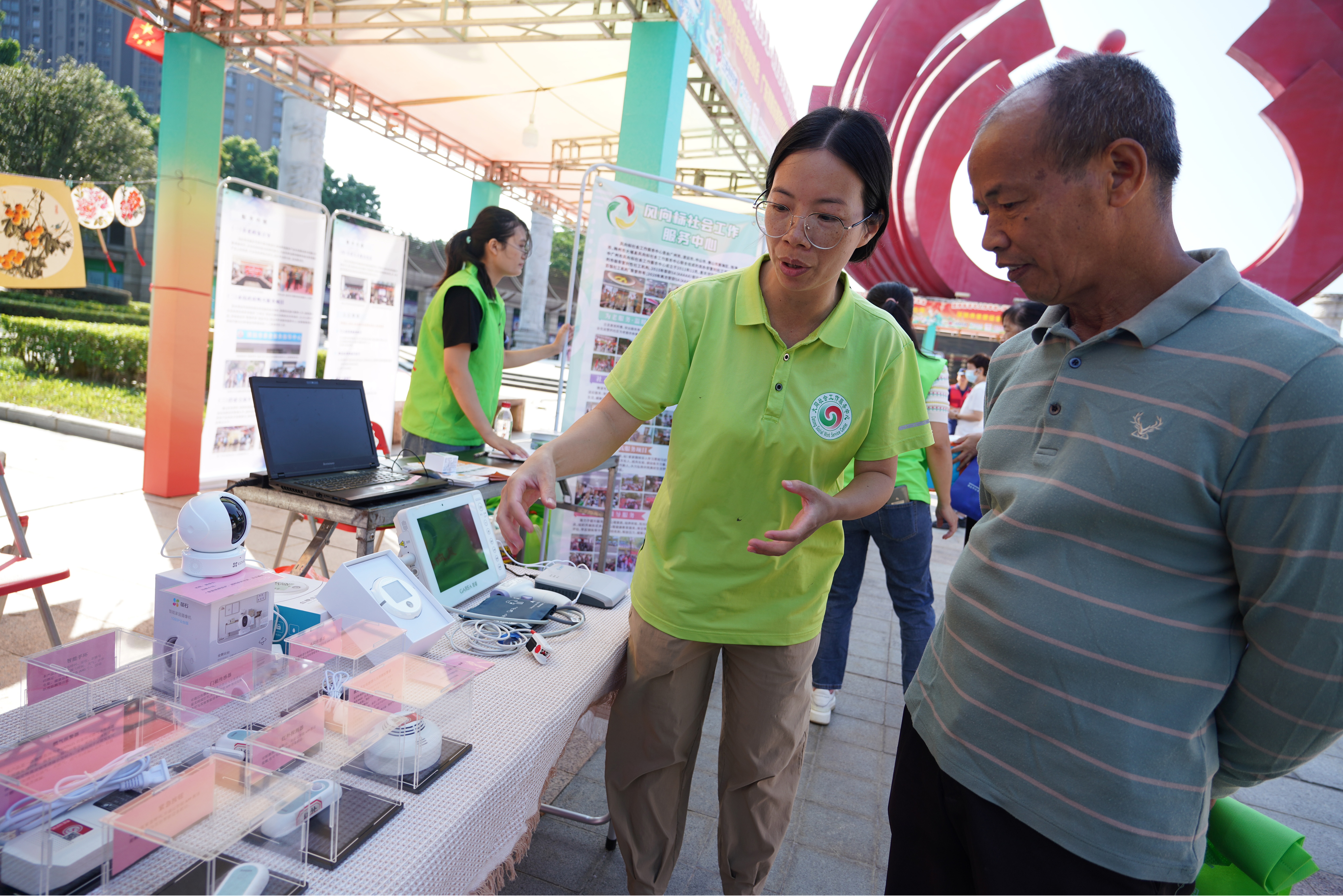 市民逛適老化產(chǎn)品展，了解涉老政策和體驗養(yǎng)老服務。清遠日報記者 劉淑芳 攝 劉淑芳 攝 劉淑芳 攝