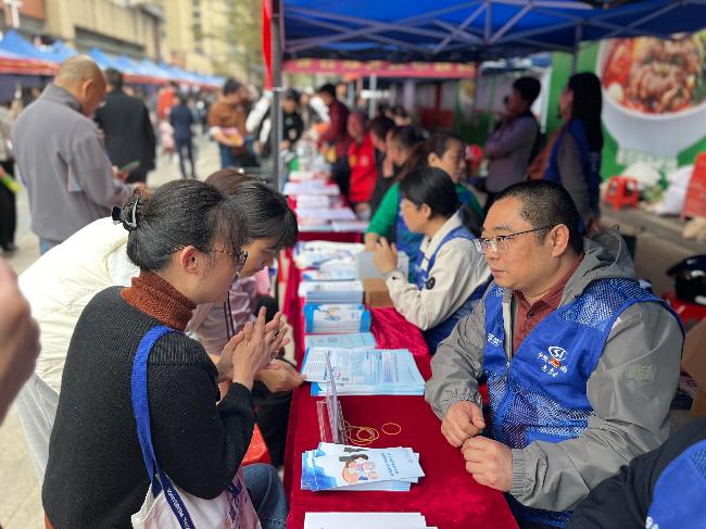 春風(fēng)送暖促就業(yè)，社保護(hù)航惠民生——清遠(yuǎn)市社保局開展“南粵春暖 社保護(hù)航”志愿服務(wù)活動(dòng)